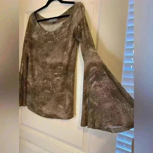 Lola & Sophie Bell Sleeve Top - Picture 2 of 6